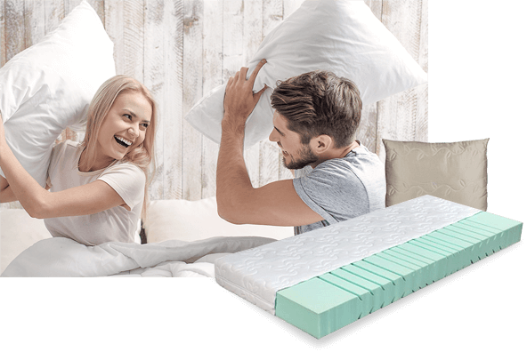 Muž a žena zápasí s polštáři, produkt matrace firmy 2G Lipov